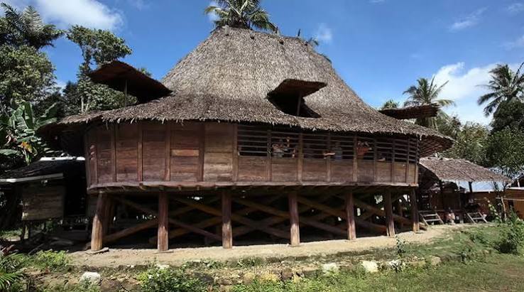 Omo Sebua, rumah adat Nias Selatan dengan atap tinggi